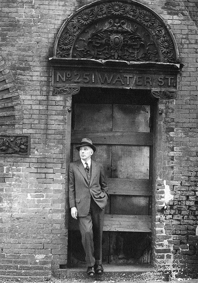 Mitchell em foto sem data, perto do antigo Fulton Fish Market, cenrio de sua primeira histria famosa 