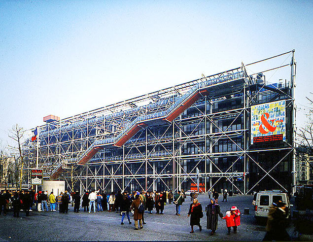 O Centro Georges-Pompidou, projetado pelos arquitetos Renzo Piano e Richard Rogers