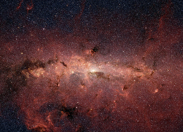 Imagem em infravermelho do telescpio espacial Spitzer, da Nasa, mostra o centro da Via Lctea