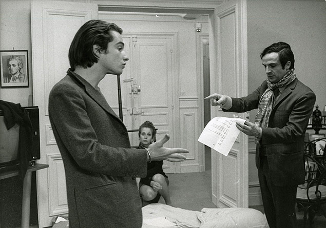 Jean-Pierre Léaud (esq.), Claude Jade e François Truffaut durante filmagem de "Domicílio Conjugal" (1970)