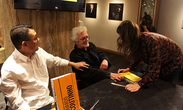 Milton Ohata (esq.) e Eduardo Coutinho no lanamento do livro sobre o cineasta em So Paulo em 2013