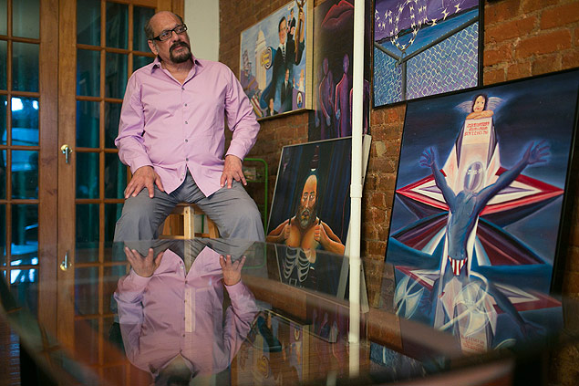Anthony Papa com algumas de suas obras em seu apartamento em Nova York