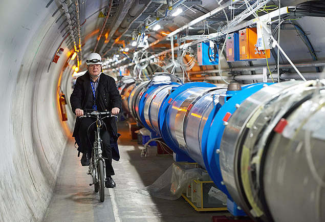 Cientista pedala ao lado do acelerador de partculas LHC no Centro Europeu de Fsica Nuclear, prximo a Genebra
