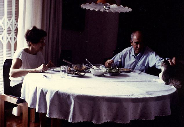 Iber Camargo, sua mulher, Maria Coussirat Camargo, e o gato Martim em foto de 1994, em Porto Alegre