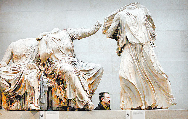 Visitante caminha ao lado de esttuas gregas retiradas do Panteo, no British Museum, em Londres. 