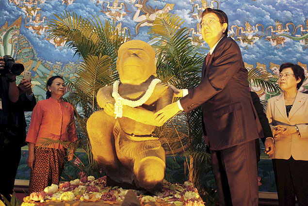 Primeiro-ministro do Camboja com a esttua do deus Hanuman. Roubada de tempo cambojano, a esttua foi devolvida ao pas pelo museu de Cleveland, nos EUA.