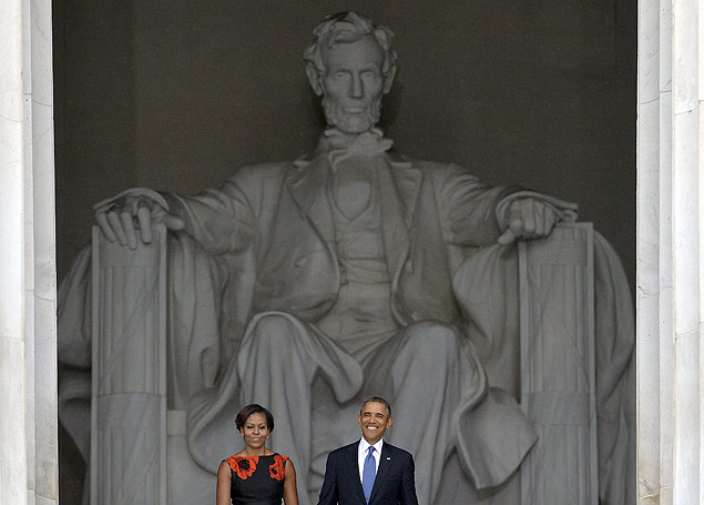 Barack Obama e a primeira-dama Michelle Obama participam de cerimnia de comemorao aos 50 anos da "Marcha sobre Washington" em frente ao memorial de Abraham Lincoln, em 2013.