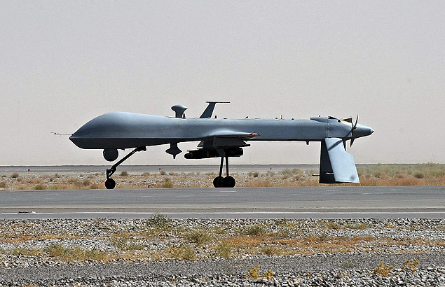 Drone do exército americano armado com míssil, na pista de aeroporto militar de Kandahar, no Afeganistão