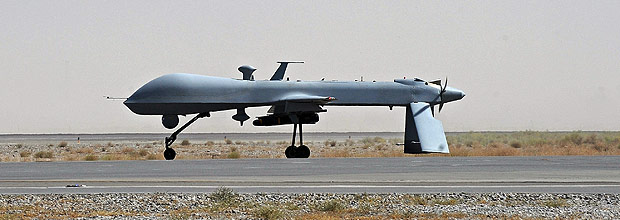 Drone do exrcito americano armado com mssil, na pista de aeroporto militar de Kandahar, no Afeganisto. *** == With AFP Story by Dan De LUCE: US-intelligence-Obama-film-Yemen-Afghanistan == (FILES): This June 13, 2010 file photo shows a US Predator unmanned drone, armed with a missile, on the tarmac of Kandahar military airport in afghanistan. A new documentary released June 7, 2013 portrays US secret raids against terror suspects as a misguided assassination campaign that generates new enemies and tarnishes America's image. In "Dirty Wars: The World is a Battlefield," journalist Jeremy Scahill condemns the "targeted killing" of purported Al-Qaeda linked militants in missile strikes and night raids by commandos as an ominous, permanent state of war that is "spinning out of control." AFP PHOTO / FILES / POOL / Massoud HOSSAINI