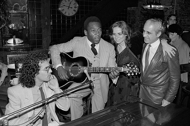 Pel d uma canja no bar Chaplin, no Village, acompanhado de Billy Blanco Junior, Hildegard Angel e Roberto Medina em foto de Renato dos Anjos