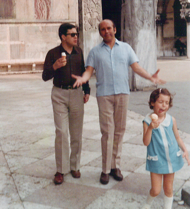 Merquior ( esq.) e sua filha Julia com Alexandre Eulalio em Veneza