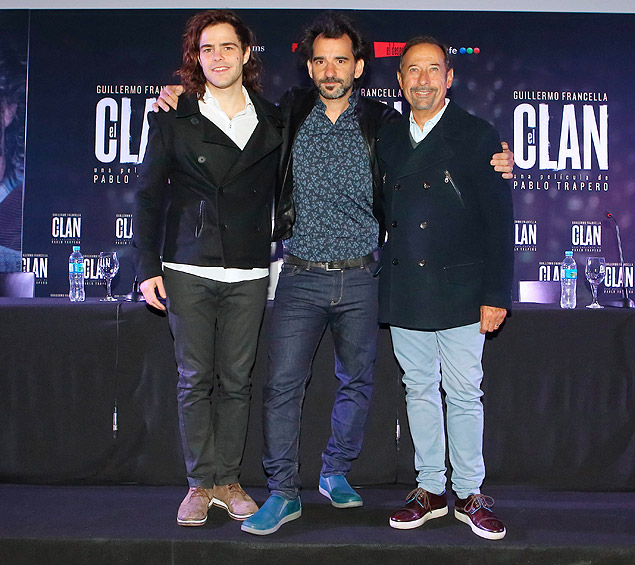 Os atores Peter Lanzani (esq.) e Guillermo Francella (dir.) e o diretor Pablo Trapero (centro) na apresentao do filme "O Cl", em Buenos Aires