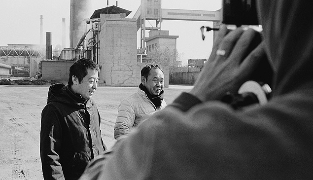 O cineasta chins Jia Zhang-ke e seu primo Sanming em usina de carvo na cidade de Fenyang