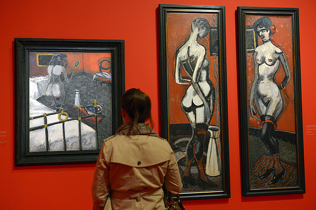 Visitante diante da obra "Rolla", de Auguste Chabaud na exposio do Museu d'Orsay