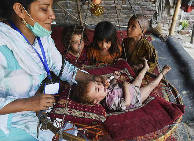 Crianças são vacinadas contra a polio em Lahore, no Paquistão