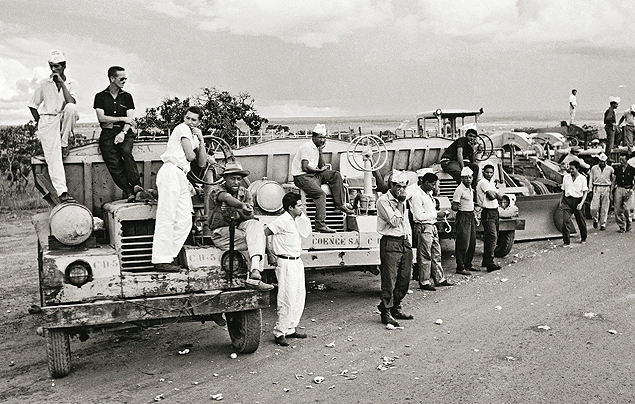 "Trabalhadores e Mquinas de Construo", Braslia, 1960