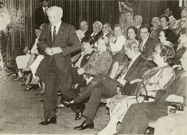 Itamar Franco (sentado), e o ento ministro da Cultura, Antnio Houaiss (em p), em solenidade de instalao do Conselho Nacional de Poltica Cultural no Palcio do Planalto, em Braslia, em 1993