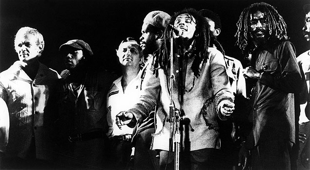 Banda The Wailers, de Bob Marley (ao microfone), no show One Love Peace, em 1978;  esq., o premi jamaicano Michael Manley e seu oponente Edward Seaga (3 da esq. para dir.)