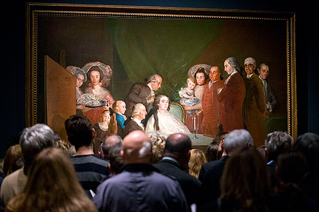 Visitantes observam a pintura "A Famlia do Infante dom Luis de Bourbon" na exposio de Goya na Galeria Nacional 