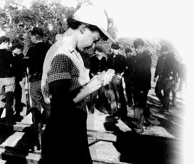 A jornalista Lillian Ross acompanha filmagens de "A Glria de um Covarde" (1951), do diretor John Huston 