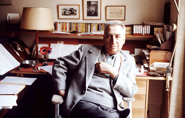 O escritor Roland Barthes em seu escritrio
