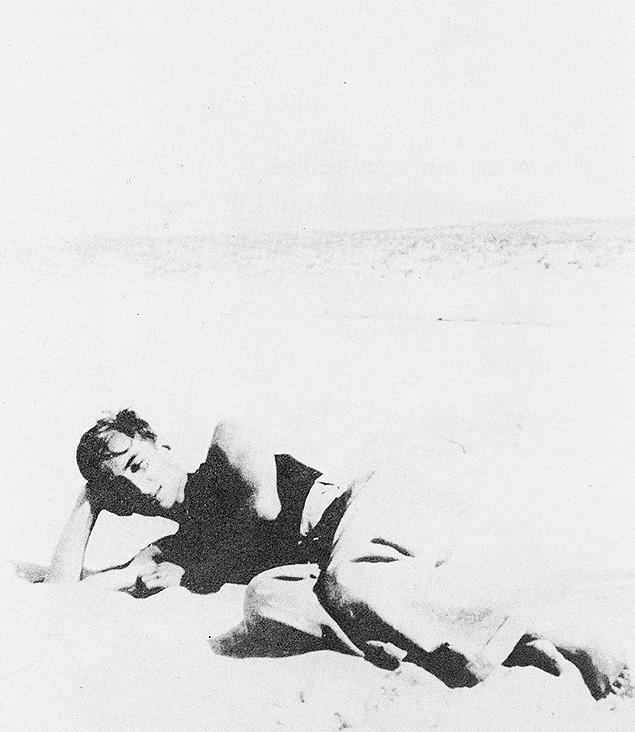 Roland Barthes em uma praia durante sua juventude