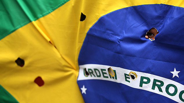Durante enterro de cinco jovens no Rio, bandeira evoca tiros com que foram mortos pela polcia