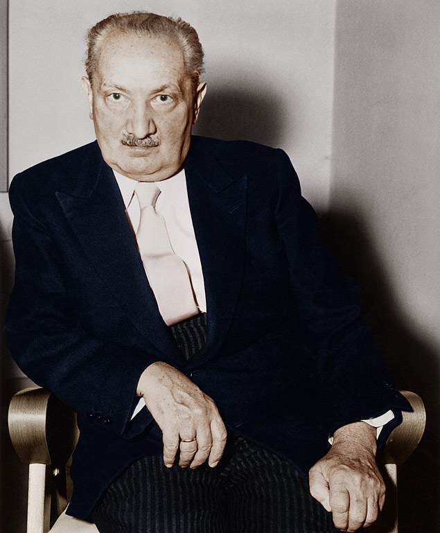 O filósofo Martin Heidegger em foto colorizada de 1959