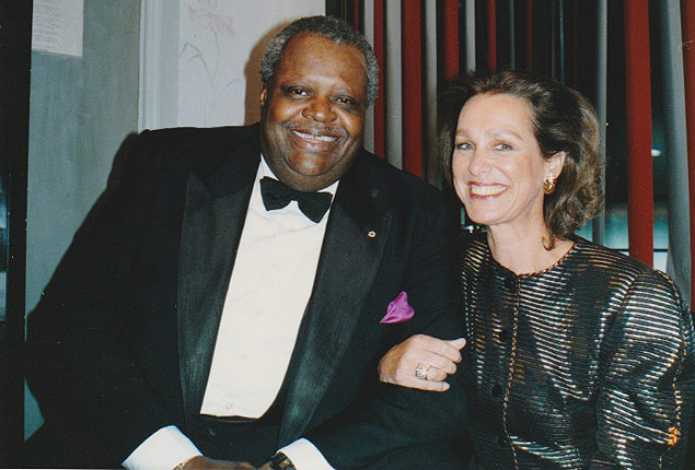 Oscar Peterson e Sabine Lovatelli, do Mozarteum Brasileiro, durante a terceira turn do pianista em So Paulo