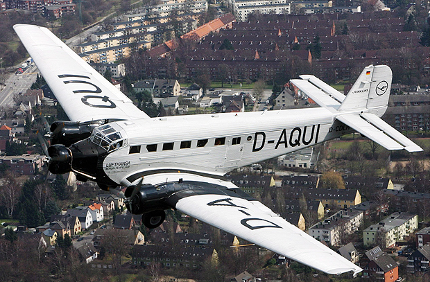Avio Junker Ju-52 sobrevoa Hamburgo em comemorao aos 70 anos de sua criao 