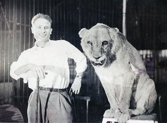 Otis Levy, mais tarde Otis Cavrell, ao lado de leoa, em foto tirada em algum momento entre 1946 e 1951
