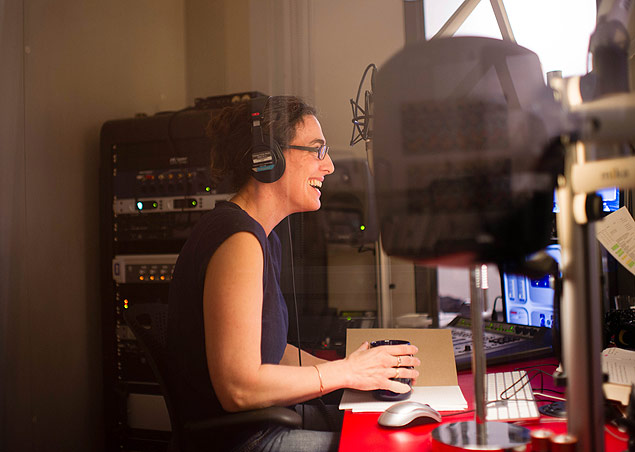 A jornalista Sarah Koenig, durante gravao de um espisdio de "Serial", em Nova York (EUA)