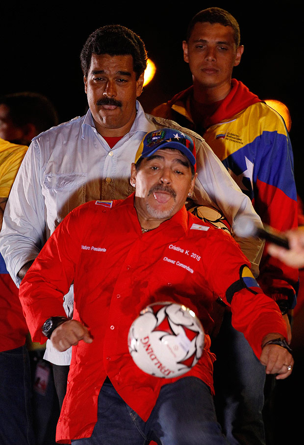 Nicols Maduro observa o argentino Diego Maradona jogando durante evento de campanha em 2013