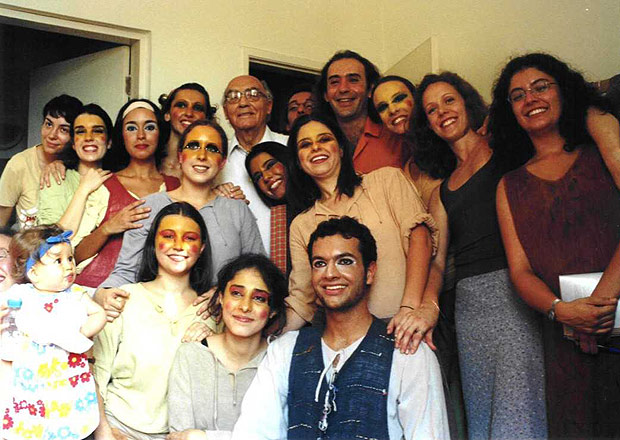Marcelo Lazzaratto (centro, de laranja e cabelo comprido) e o elenco da Cia. Elevador de Teatro Panormico na pea "A Ilha Desconhecida", com Jos Saramago (camisa branca) no camarim do TBC, em SP, em 2001