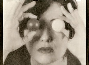 "Olhos de Lylia" (2000), cartaz lambe-lambe de Lenora de Barros (a partir de capa de livro de Maikvski), da srie "Ping-poema para Boris"