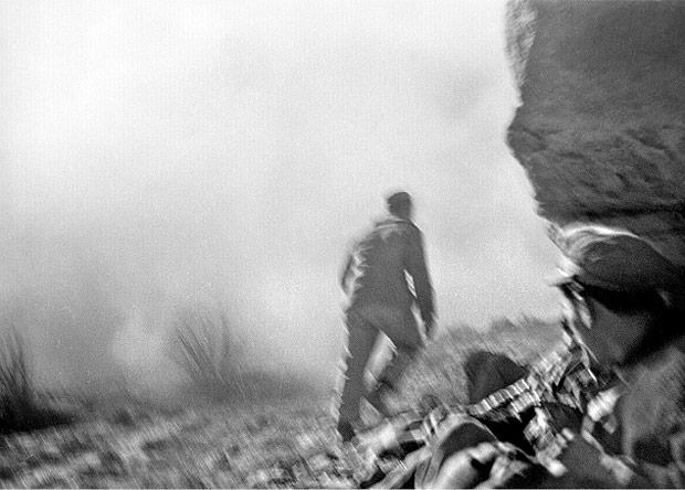 Marinheiros em nuvem de poeira, rio Segre, front Aragão, perto de Fraga, Espanha, 7 de novembro de 1938; ***DIREITOS RESERVADOS. NO PUBLICAR SEM AUTORIZAO DO DETENTOR DOS DIREITOS AUTORAIS E DE IMAGEM***