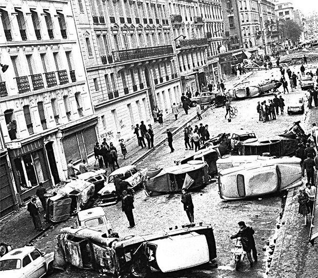 Carros virados em rua de Paris, durante os protestos ocorridos em maio de 1968 