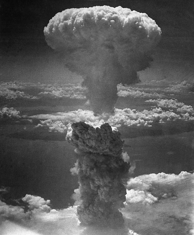 ORG XMIT: 571001_1.tif A bomba de plutônio ªFat ManÓ (ªO GordoÓ) explode em Nagasaki em agosto de 1945, matando 80 mil pessoas. ** TO GO WITH STORY SLUGGED RADIACION ASESINATOS ** This black-and-white photo provided by the U.S. Air Force shows a giant column of dark smoke rising more than 20,000 feet into the air, after the second atomic bomb ever used in warfare explodes over the Japanese port and town of Nagasaki, in this Aug. 9, 1945 file photo. The bomb killed more than 70,000 people instantly, with ten thousands dying later from effects of the radioactive fallout. This photo was made 3 minutes after the atom bomb struck Nagasaki. In one of the longest-held secrets of the Cold War, the U.S. Army explored the potential for using radioactive poisons to assassinate ``important individuals'' such as military or civilian leaders, according to newly declassified documents obtained by The Associated Press. (AP Photo/USAF) 