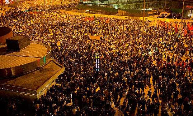 Manifestantes durante protesto contra o aumento do preo da passagem, no Largo da Batata, em Pinheiros, em So Paulo