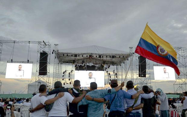 Membros das Farc assistem  transmisso da cerimnia de assinatura do acordo de paz entre a guerrilha e o governo da Colmbia, no acampamento El Diamante, no sul do pas