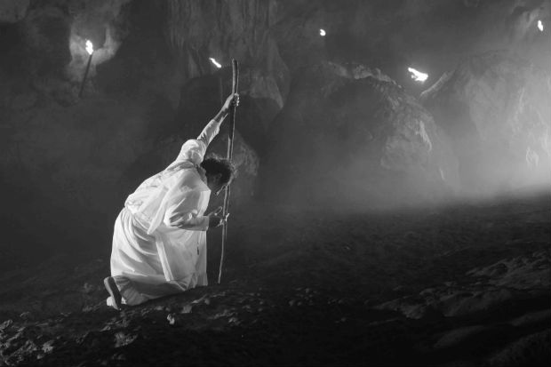 O ator Ronnie Lazaro interpreta o lder de um culto religioso em "Cano para Um Doloroso Mistrio", filme do diretor filipino Lav Diaz