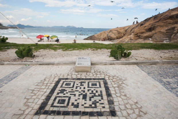 O primeiro QR Code do Brasil em pedras portuguesas, no Arpoador, zona sul do Rio