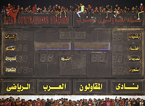 Torcedores do Al Ahly, do Egito, assistem  final do campeonato africano contra o Orlando Pirates, da frica do Sul, em 2013, no Cairo
