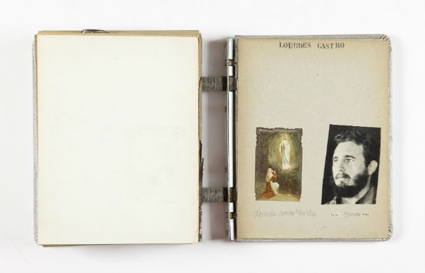 "Espce de catalogue [livro de aluminium]" (1961), de Lourdes de Castro