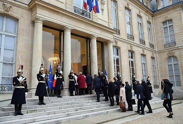 The French government arrive at the Elysee Palace for the first cabinet meeting of the year on January 4,2017 in Paris. / AFP PHOTO / Eric FEFERBERG ORG XMIT: 4627
