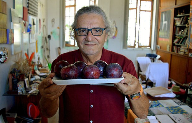 O poeta e artista visual Jorge Salomo em sua casa, no Rio