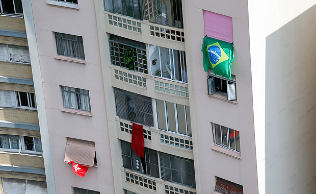 Fachada de predio no largo do Arouche com bandeira do Brasil e do PT estendidas nas janelas