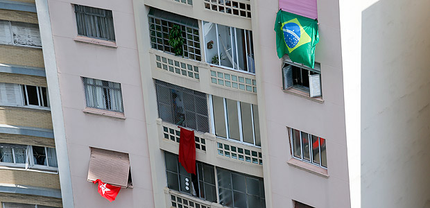 Fachada de prdio no largo do Arouche com bandeira do Brasil e do PT estendidas nas janelas