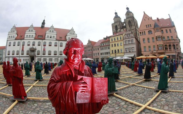 Esttuas de Martinho Lutero compem uma instalao de 2010 do artista Ottmar Hoerl, exposta na praa central de Wittenberg (Alemanha)