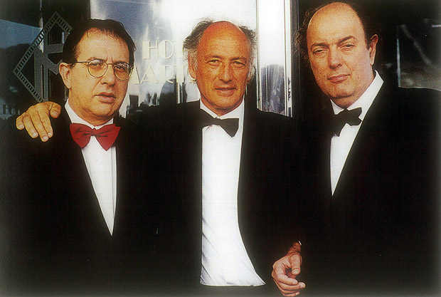 A partir da esq., Francisco Ramalho Jr., Oscar Kramer e Hector Babenco no Festival de Cannes de 1998